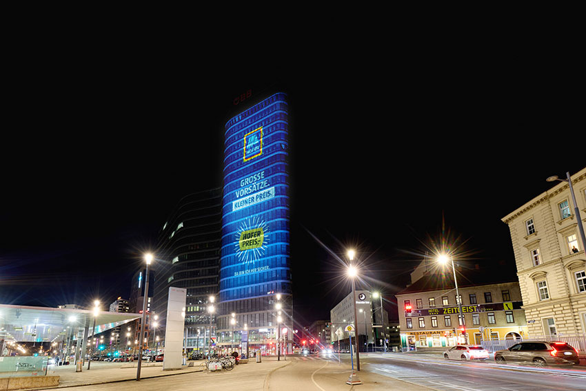 Rail Tower am ÖBB-Gebäude am Hauptbahnhof Wien mit Werbung von Hofer